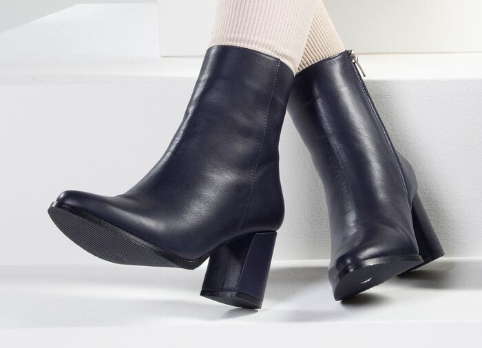 Andrea Conti st&ouml;vletter med elastiskt band i sidan M&Ouml;RKBL&Aring;