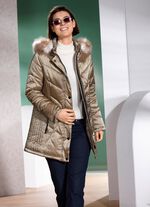 Jacka med figursmickrande vertikal quiltning p&aring; sidorna 