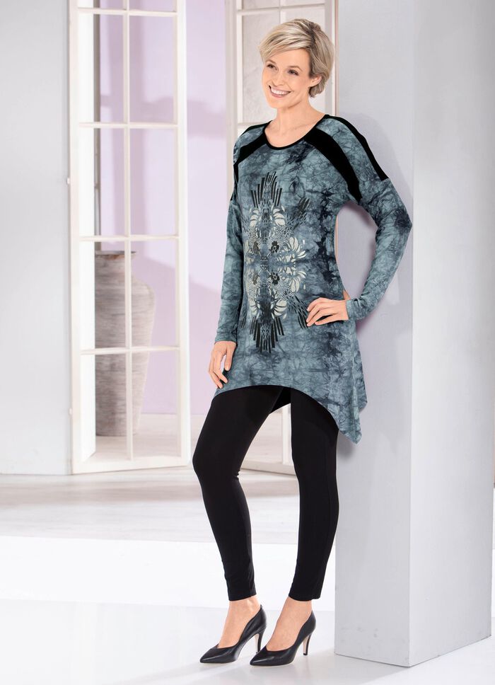 L&aring;ng skjorta i aktuell batiklook i 2 f&auml;rger 