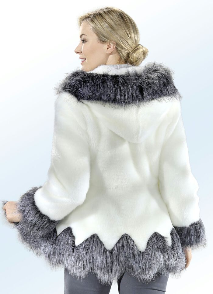 Jacka med l&aring;ngh&aring;riga fuskp&auml;lskanter 