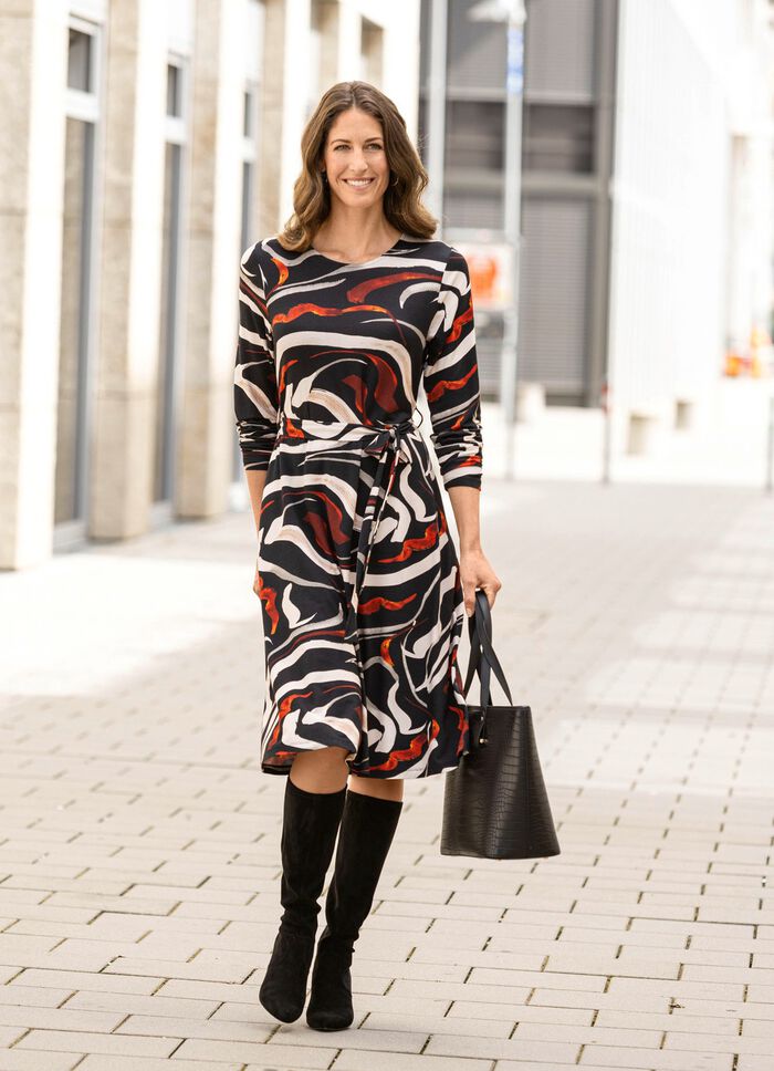 Klänning med briljant färgat tryck 