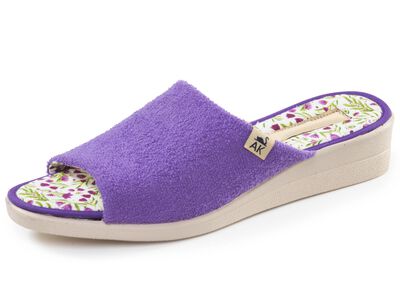 Klassiska damtofflor, tillverkade av textilmaterial 