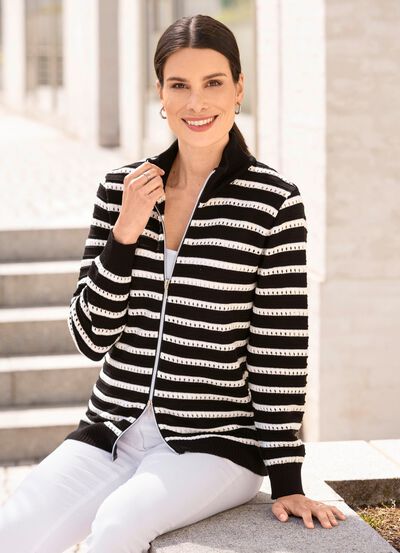 Kofta i randig design med genombrutna detaljer 