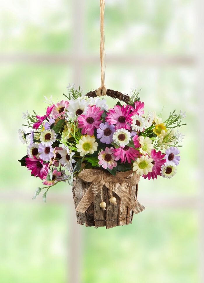 Margeritarrangemang i korg med handtag 