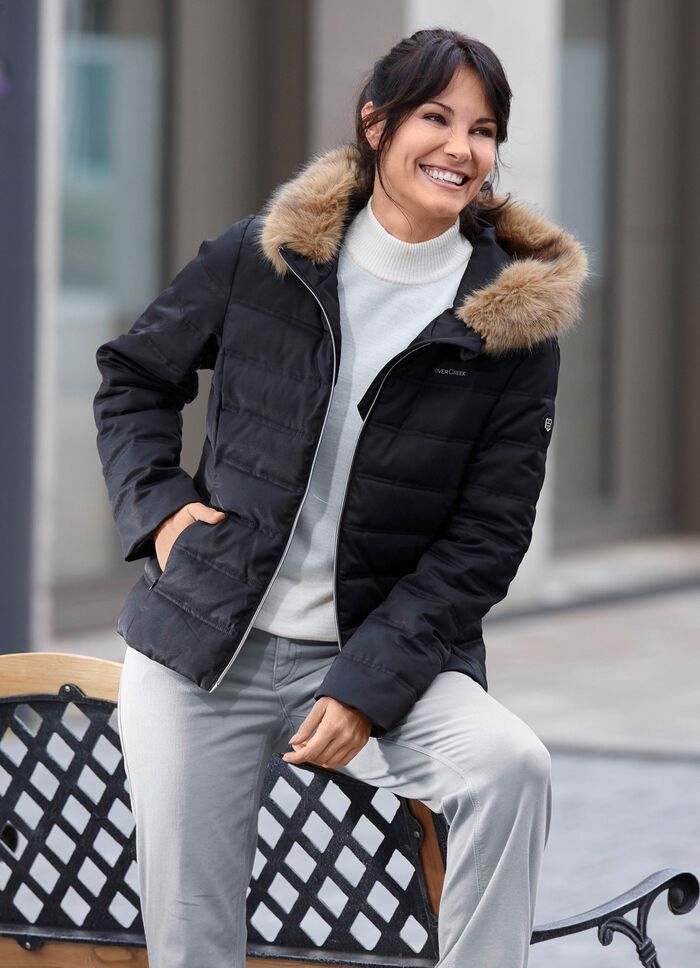 Kort jacka med avtagbar fuskp&auml;lskant 