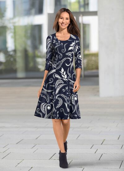 Kl&auml;nning med fint tryck 