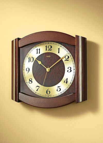 Radiostyrd v&auml;ggklocka i massivt tr&auml; i olika f&auml;rger 