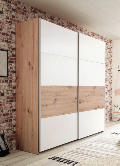 Skjutd&ouml;rr garderob med ett modernt utseende 