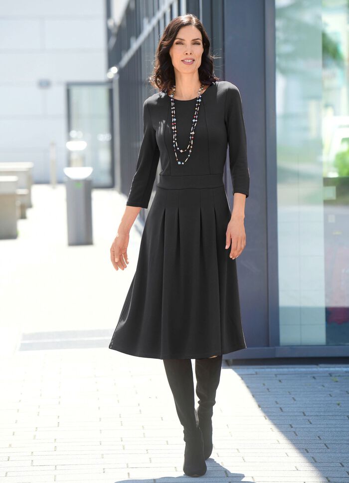 Kl&auml;nning med popup-veck 