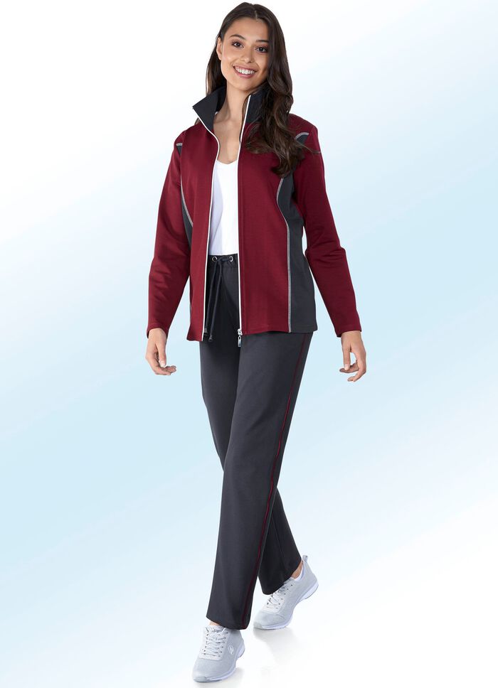 Fritidsdress med kontrasterande insida p&aring; kragen 