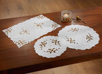 Duk med genomarbetade broderier MOUSSERANDE VIN