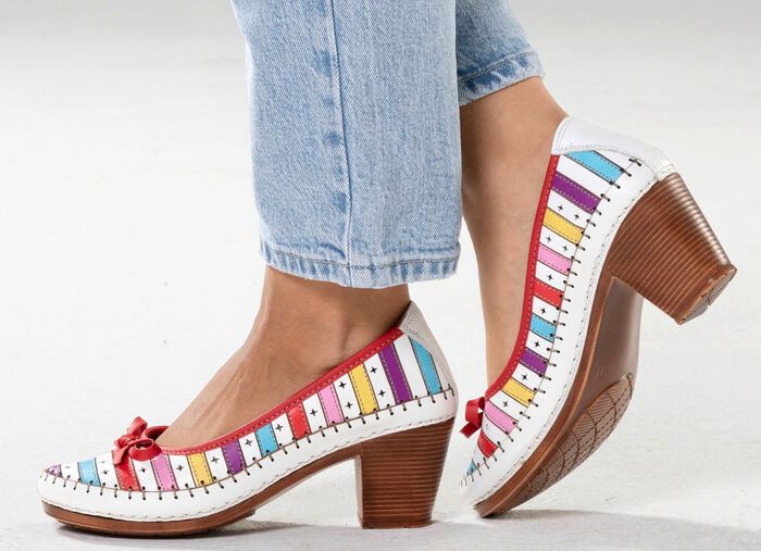 Gemini pumps gjorda av ko nappa l&auml;der med rosett VIT-MULTICOLOR