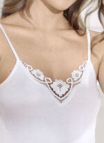 Trepack skjortor med fin broderad spets 