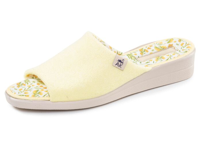 Klassiska damtofflor, tillverkade av textilmaterial 