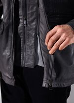 L&auml;derjacka med avtagbar krage i fuskp&auml;ls 