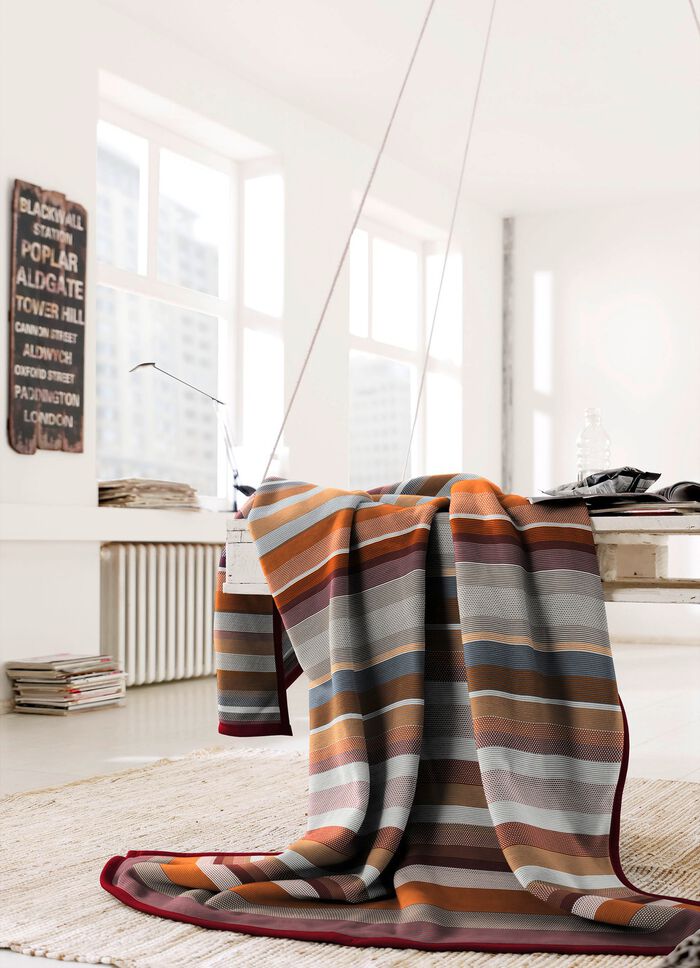 T&auml;cke med velourkant FLERF&Auml;RGAD