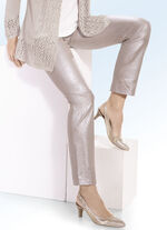 Byxor med en utm&auml;rkt gl&auml;nsande look 