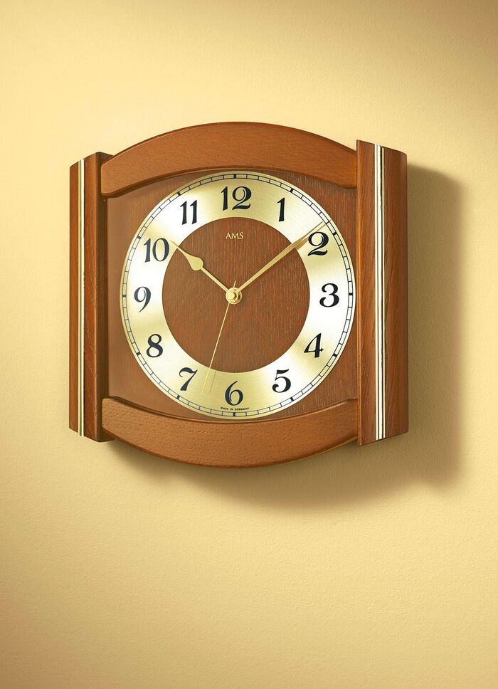 Radiostyrd v&auml;ggklocka i massivt tr&auml; i olika f&auml;rger 