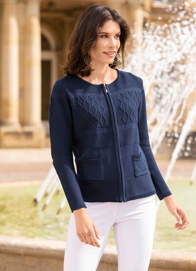 Kofta i en blandning av texturerade m&ouml;nster 