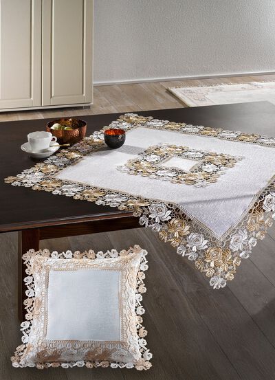 Duk med spetsliknande kant 