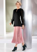 Skjorta med ovanlig halsringning i 2 f&auml;rger 