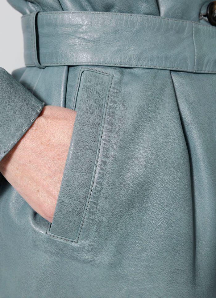 Kort skinnkappa med nedf&auml;llbar krage 