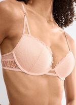 Triuimph push-up-bh med bygel i fin elastisk spets 