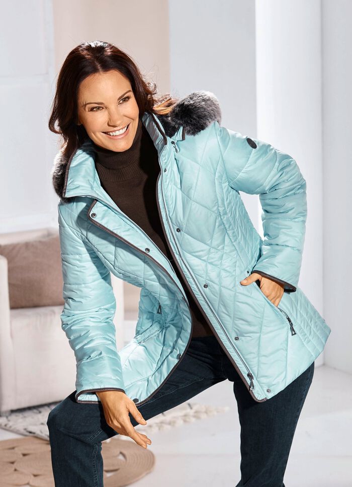 Jacka med figurv&auml;nlig l&auml;ngsg&aring;ende quiltning p&aring; sidorna 