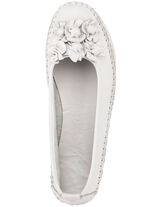 Loafers fr&aring;n Andrea Conti med snygga skinnblommor 