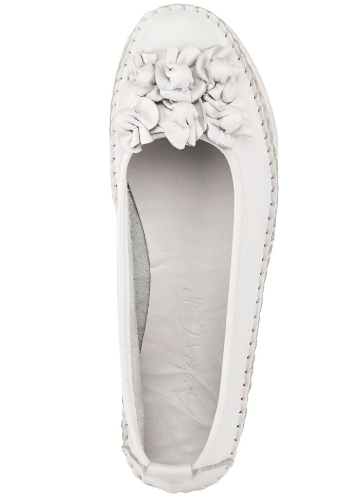 Loafers fr&aring;n Andrea Conti med snygga skinnblommor 