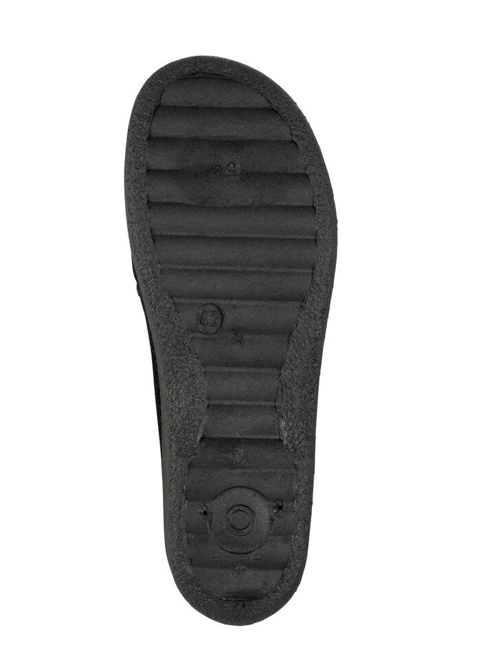 Tofflor tillverkade av luftigt, elastiskt textilmaterial 