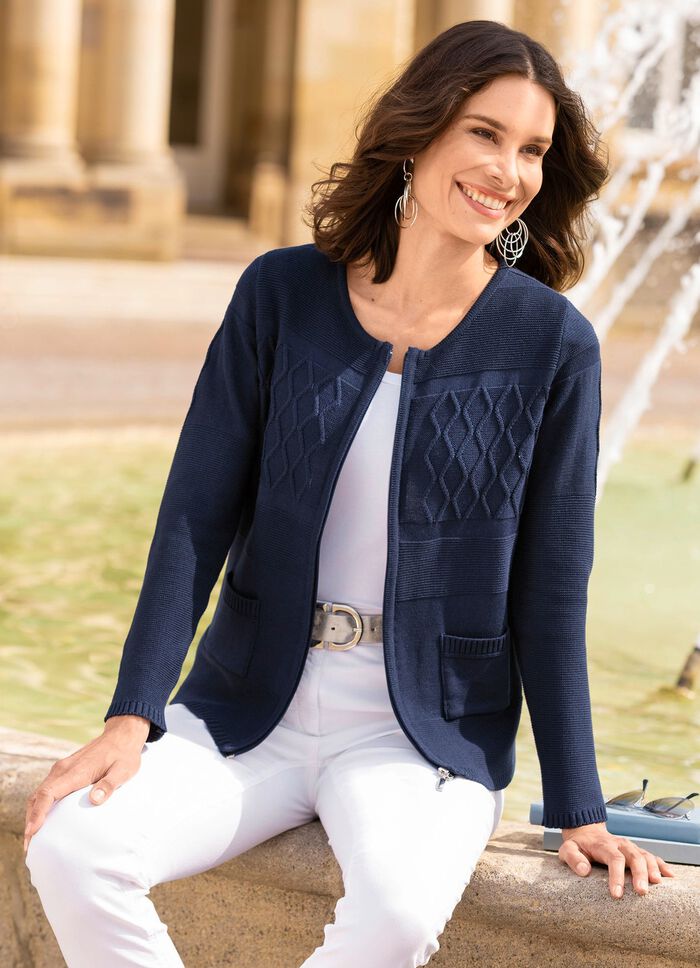 Kofta i en blandning av texturerade m&ouml;nster 