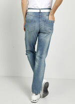 Jeans med nitar längs sidsömmen 