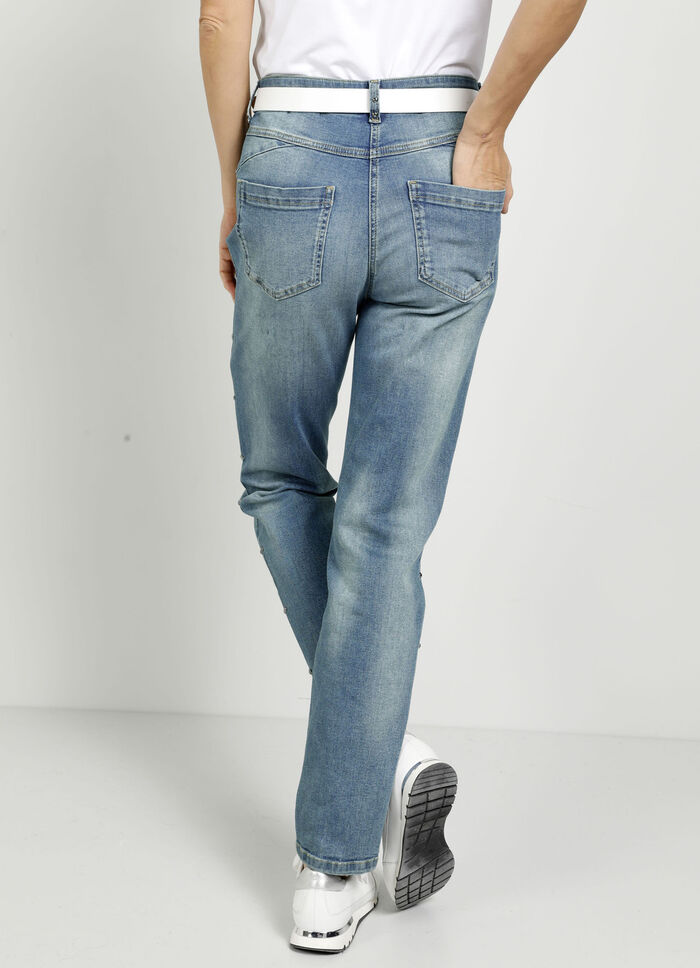 Jeans med nitar längs sidsömmen 