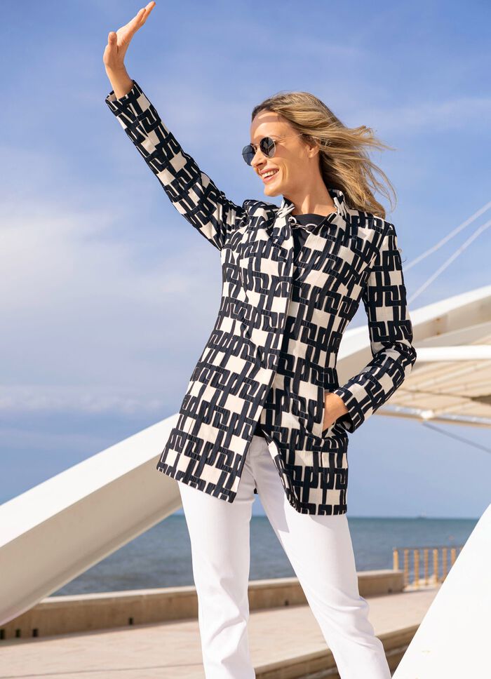 Blazer med en intressant urringningsl&ouml;sning 