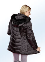 Jacka med kontrasterande dekorativ quiltning 