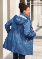 L&aring;ng jacka med upprullade &auml;rmar 