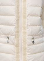 Jacka med dekorativ p&auml;rlkant 