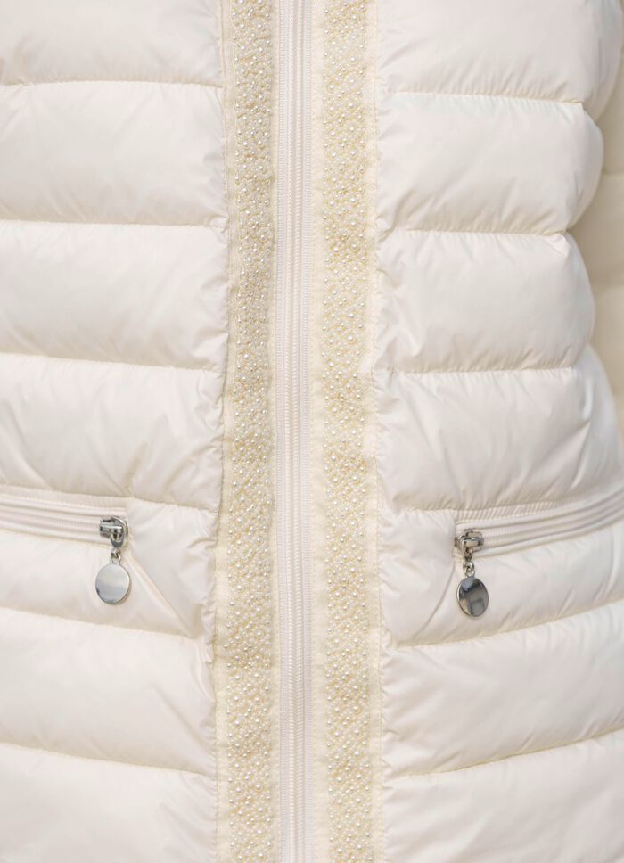 Jacka med dekorativ p&auml;rlkant 