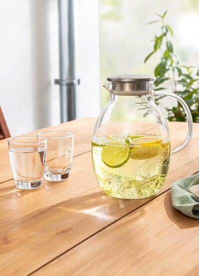 Glaskanna med integrerad sil 