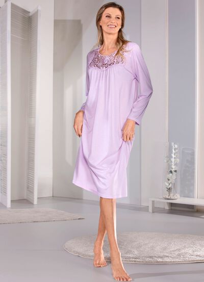 Vadl&aring;ng nattlinne med gener&ouml;s blombroderad spets 