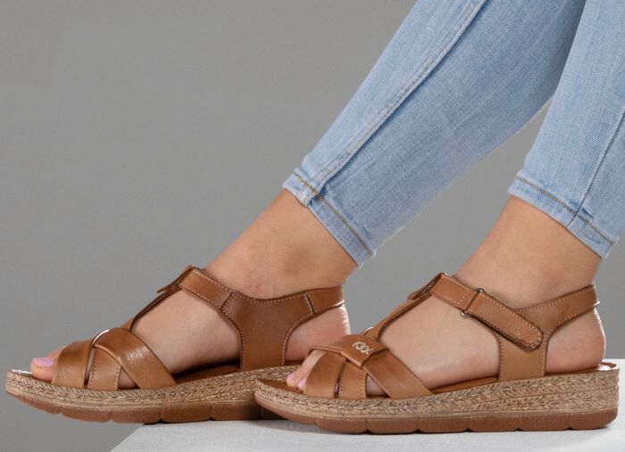 Andrea Conti barsandal gjord av nappaläder i kohud KONJAK