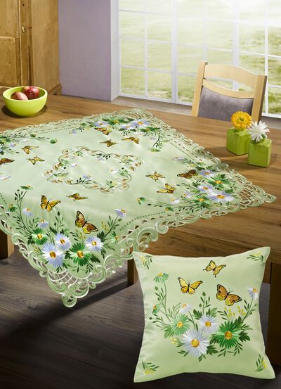 Bords- och rumsdekoration med blommor och fj&auml;rilar 