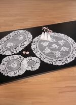 Borddekoration gjord av spets 