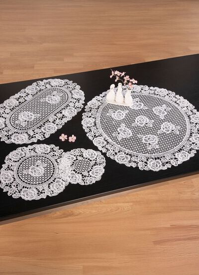 Borddekoration gjord av spets 