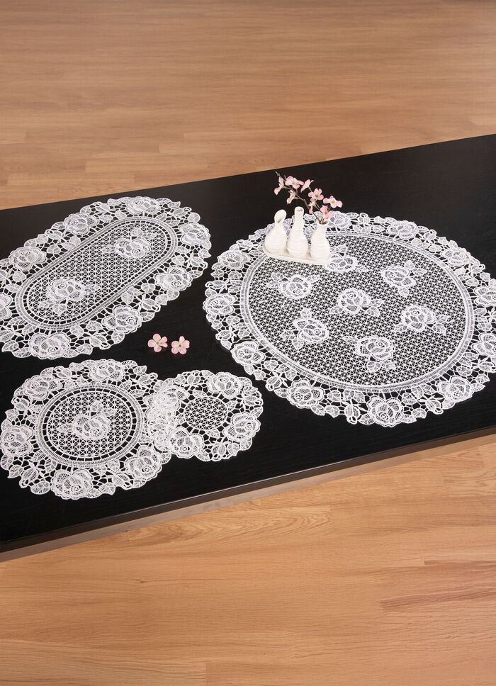 Borddekoration gjord av spets 