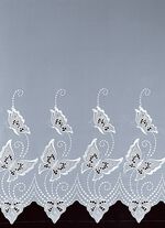 L&aring;ng spetsgardin med Plauener-broderi 