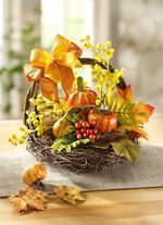 Pumpaarrangemang i en korg av borsttr&auml; 