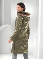 Kappa med figursmickrande l&auml;ngsg&aring;ende quiltning KHAKI