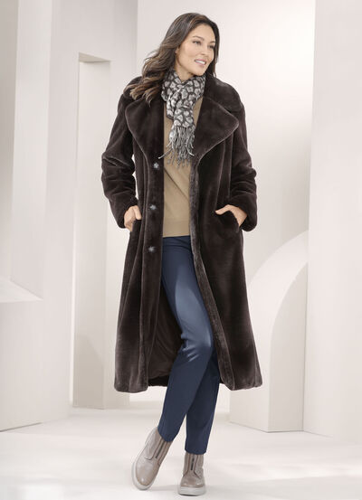 Kappa gjord av gosig mjuk fuskpäls  Kappa gjord av gosig mjuk fuskpäls